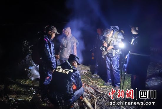 成功救援。汉源公安 供图 成功救援。汉源公安 供图