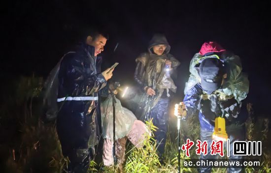 成功救援。汉源公安 供图 成功救援。汉源公安 供图