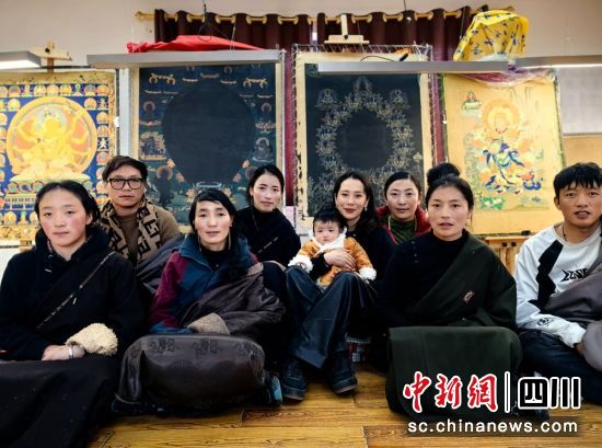 海清与非遗传承人合影。壤塘县委宣传部供图 海清与非遗传承人合影。壤塘县委宣传部供图