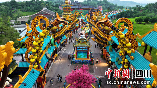 游人在山河明月·醉酒城特色文旅街区游玩。廖盛春 摄 游人在山河明月·醉酒城特色文旅街区游玩。廖盛春 摄