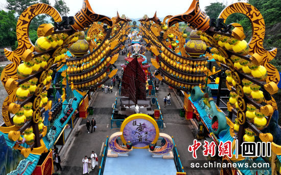 游人在山河明月·醉酒城特色文旅街区游玩。廖盛春 摄 游人在山河明月·醉酒城特色文旅街区游玩。廖盛春 摄
