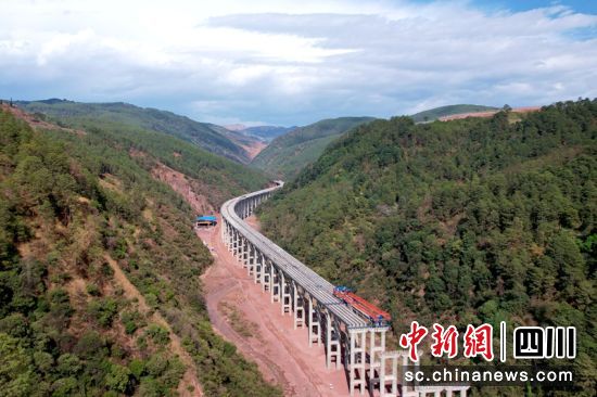 西昭高速公路北山村2号特大桥架梁现场。杨蕾 摄 西昭高速公路北山村2号特大桥架梁现场。杨蕾 摄