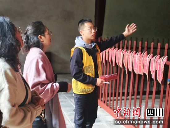 “小小讲解员”向游客讲解报恩寺的故事和历史。 曹心兰 摄 “小小讲解员”向游客讲解报恩寺的故事和历史。 曹心兰 摄