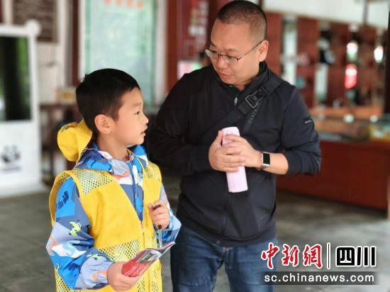 “小小讲解员”向游客讲解报恩寺的故事和历史。 曹心兰 摄 “小小讲解员”向游客讲解报恩寺的故事和历史。 曹心兰 摄
