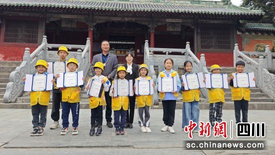 “大美绵阳”小小讲解员活动走进平武报恩寺。 曹心兰 摄 “大美绵阳”小小讲解员活动走进平武报恩寺。 曹心兰 摄
