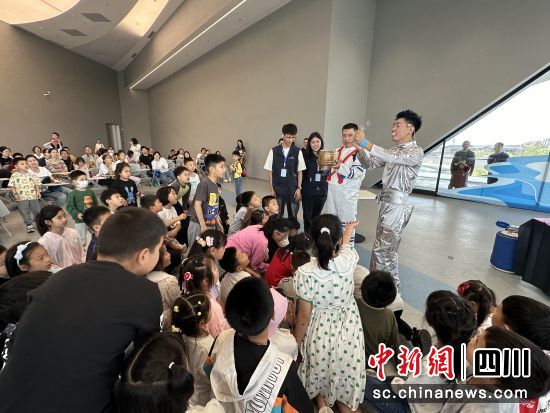 市民游客在成都科幻馆参与互动。郫都区融媒体中心 供图 市民游客在成都科幻馆参与互动。郫都区融媒体中心 供图