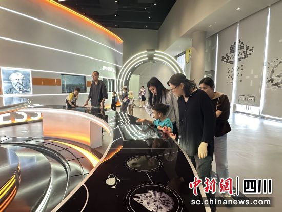 市民游客在成都科幻馆参与互动。郫都区融媒体中心 供图 市民游客在成都科幻馆参与互动。郫都区融媒体中心 供图