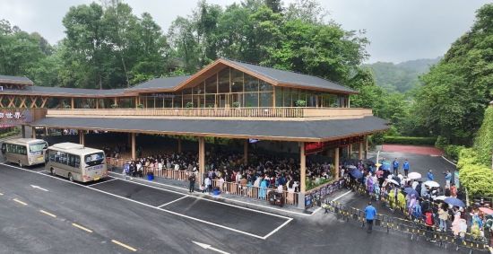 碧峰峡景区游人如织 碧峰峡景区游人如织