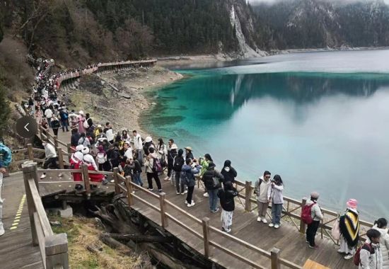 九寨沟景区游客络绎不绝 九寨沟景区游客络绎不绝