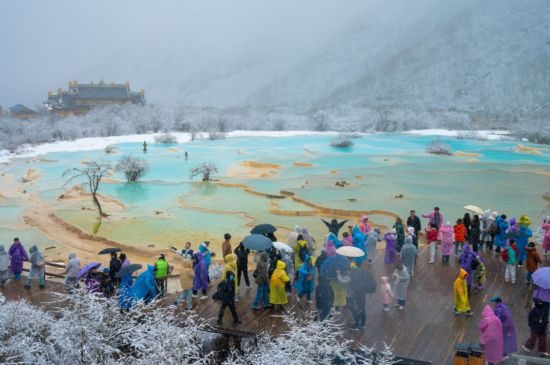 黄龙“五一”假期白雪纷飞 黄龙“五一”假期白雪纷飞