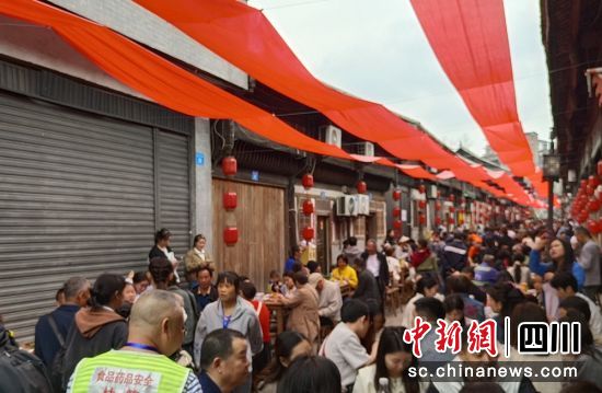千人“坝坝宴”。富顺融媒 供图 千人“坝坝宴”。富顺融媒 供图