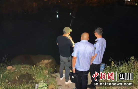 夜间巡查。贡井融媒 供图 夜间巡查。贡井融媒 供图