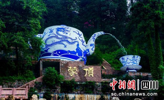 “天下第一壶”景观瀑布。雅安文旅 供图 “天下第一壶”景观瀑布。雅安文旅 供图