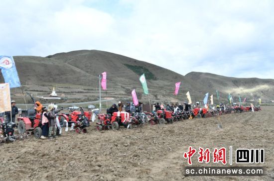 开耕仪式现场。壤塘县委宣传部供图 开耕仪式现场。壤塘县委宣传部供图
