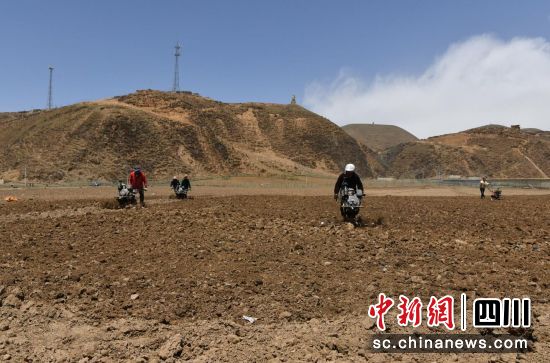 开耕现场。壤塘县委宣传部供图 开耕现场。壤塘县委宣传部供图