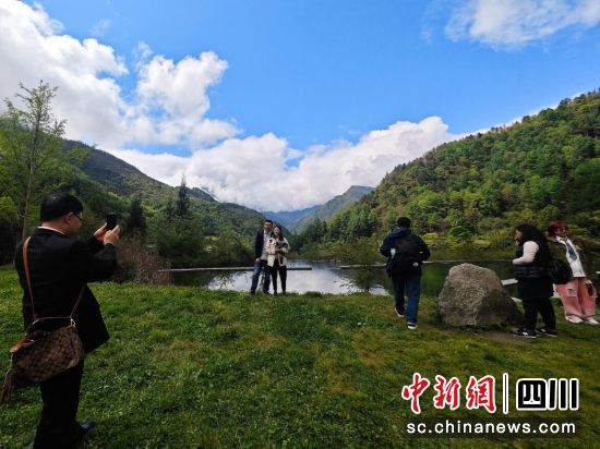 游客打卡汶川美景。汶川县委宣传部供图 游客打卡汶川美景。汶川县委宣传部供图