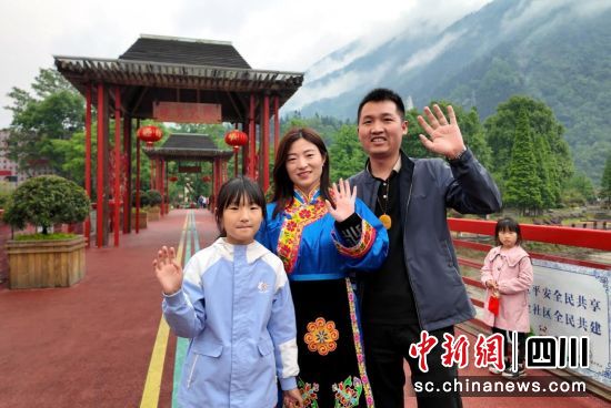 游客打卡汶川美景。汶川县委宣传部供图 游客打卡汶川美景。汶川县委宣传部供图