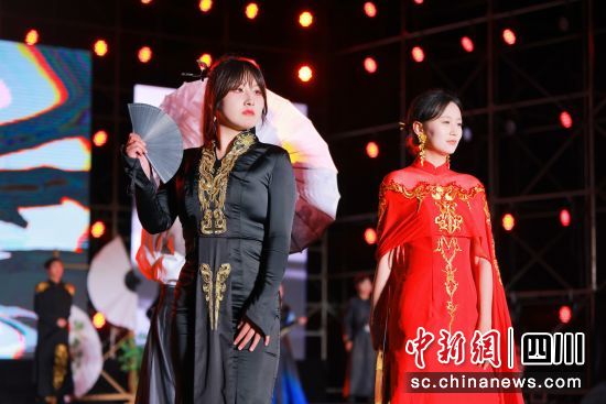 五四礼仪时装秀。 绵阳飞行职业学院供图 五四礼仪时装秀。 绵阳飞行职业学院供图