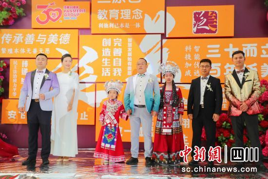 五四礼仪时装秀。 绵阳飞行职业学院供图 五四礼仪时装秀。 绵阳飞行职业学院供图