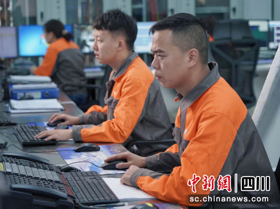 工作中的华电新能盐源公司员工。华电新能盐源公司 供图 工作中的华电新能盐源公司员工。华电新能盐源公司 供图