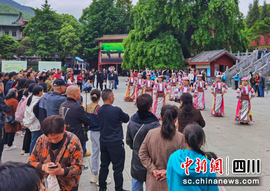 为游客展示民俗风情。 平武县委宣传部供图 为游客展示民俗风情。 平武县委宣传部供图