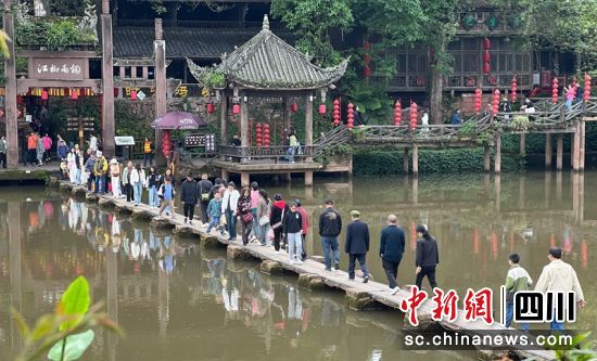 柳江古镇人气旺。李霞 摄 柳江古镇人气旺。李霞 摄