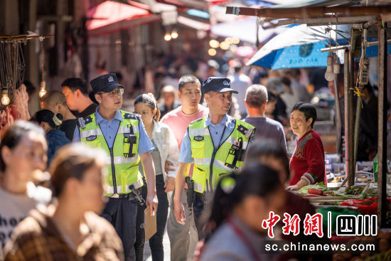 加强人员密集场所巡逻防控。 绵阳市公安局供图 加强人员密集场所巡逻防控。 绵阳市公安局供图