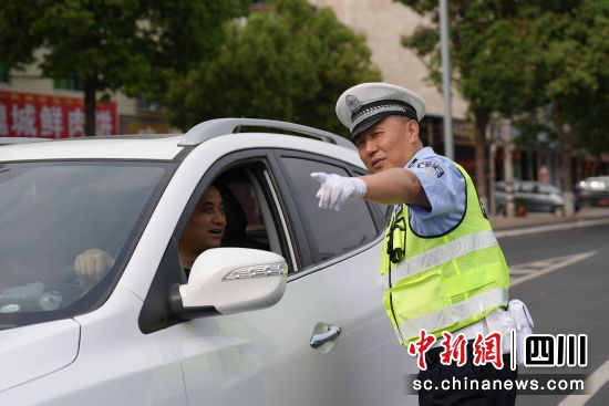 维护道路交通秩序。 绵阳市公安局供图 维护道路交通秩序。 绵阳市公安局供图
