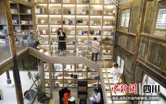 望鱼镇望鱼村“农家书屋”。雨城融媒 供图 望鱼镇望鱼村“农家书屋”。雨城融媒 供图