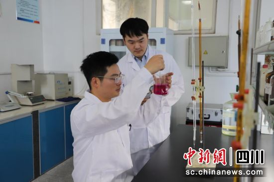 新材料化学分析。水电七局供图 新材料化学分析。水电七局供图
