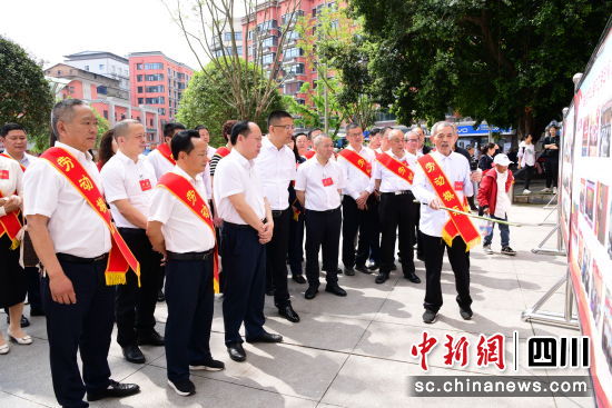 劳模工匠们参观营山县劳模协会,聆听相关情况介绍。彭杰 摄 劳模工匠们参观营山县劳模协会,聆听相关情况介绍。彭杰 摄