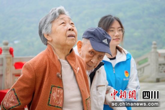 正在帮扶老人。曾钰婷 摄 正在帮扶老人。曾钰婷 摄