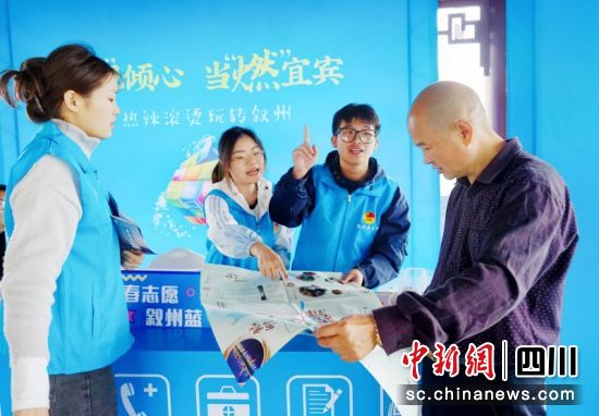 正在服务。曾钰婷 摄 正在服务。曾钰婷 摄