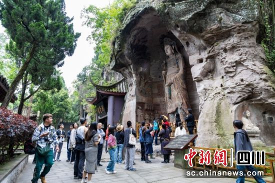 “五一”期间,圆觉洞景区游人如织。张天富 摄 “五一”期间,圆觉洞景区游人如织。张天富 摄