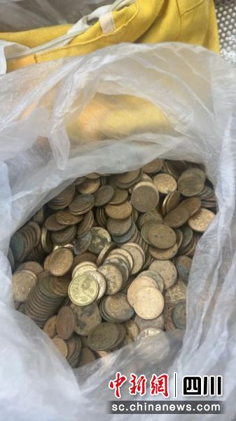 大爷积攒多年的硬币。兴业银行成都分行供图 大爷积攒多年的硬币。兴业银行成都分行供图