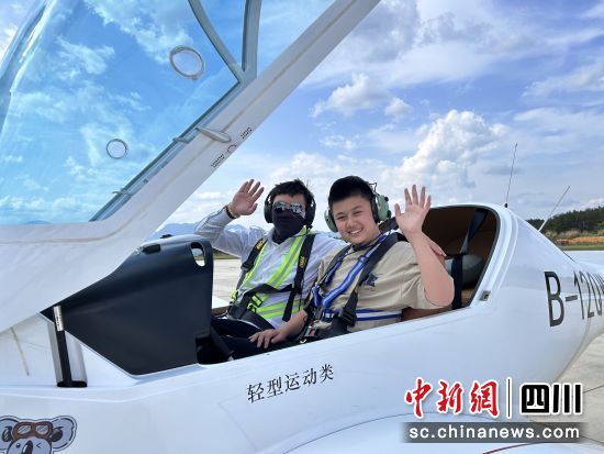 体验低空飞行。 北川县委宣传部供图 体验低空飞行。 北川县委宣传部供图