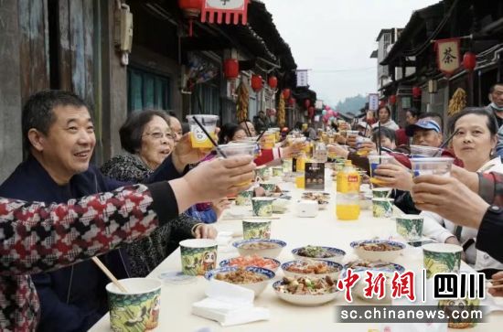 五一期间荥经新添驿站千人长街宴。(荥经县文广体旅局 供图) 五一期间荥经新添驿站千人长街宴。(荥经县文广体旅局 供图)