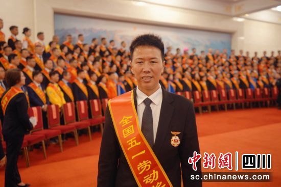 张桂容荣获全国五一劳动奖章。(曹操出行 供图) 张桂容荣获全国五一劳动奖章。(曹操出行 供图)