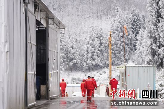 西南油气田公司长宁公司团员青年全力推进页岩气稳产保供。(资料图)西南油气田公司长宁公司 供图 西南油气田公司长宁公司团员青年全力推进页岩气稳产保供。(资料图)西南油气田公司长宁公司 供图