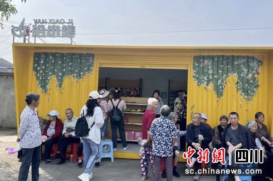“沿小集”流动小卖部亮相。沿滩融媒 供图 “沿小集”流动小卖部亮相。沿滩融媒 供图