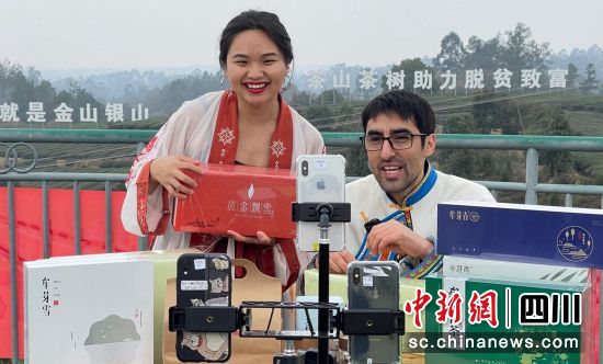 直播带货。荣县融媒 供图 直播带货。荣县融媒 供图