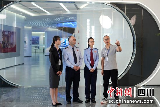 四川天府新区税务局工作人员深入进出口企业进行政策辅导。四川天府新区税务局供图 四川天府新区税务局工作人员深入进出口企业进行政策辅导。四川天府新区税务局供图