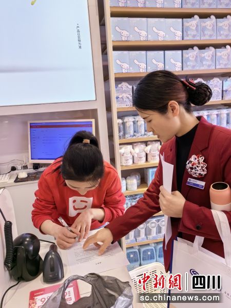 服务现场。兴业银行成都分行供图 服务现场。兴业银行成都分行供图