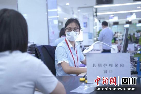 工作人员为群众提供长期护理服务。中国人寿寿险成都市分公司供图 工作人员为群众提供长期护理服务。中国人寿寿险成都市分公司供图