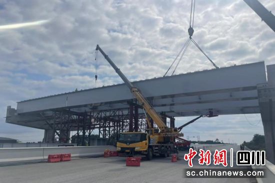 五环路项目钢混梁吊装作业过程。(中建一局 供图) 五环路项目钢混梁吊装作业过程。(中建一局 供图)