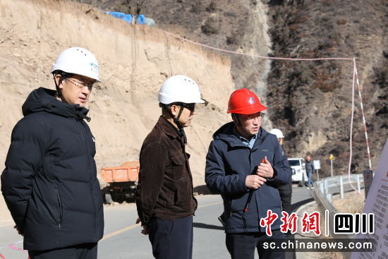 庹晓军在岗托坝址现场介绍项目推进情况。受访者供图 庹晓军在岗托坝址现场介绍项目推进情况。受访者供图
