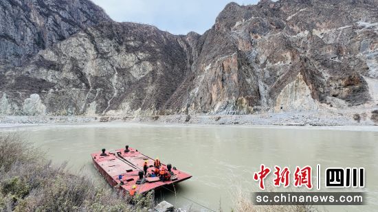 岗托坝址现场山体上的一个个探硐。受访者供图 岗托坝址现场山体上的一个个探硐。受访者供图