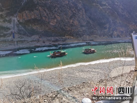 两艘地质钻探船正在河道中央进行河床下岩体钻探。受访者供图 两艘地质钻探船正在河道中央进行河床下岩体钻探。受访者供图