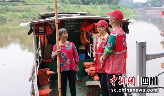 “灯城义警”走访服务群众。沿滩融媒 供图 “灯城义警”走访服务群众。沿滩融媒 供图