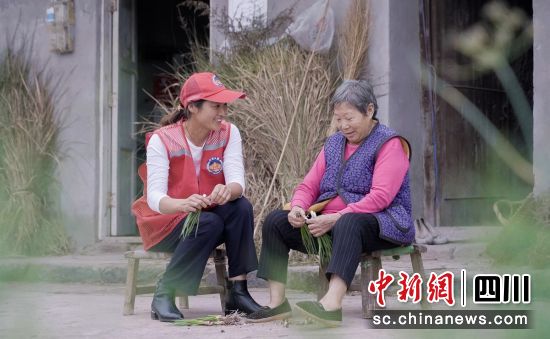 入户走访服务。沿滩融媒 供图 入户走访服务。沿滩融媒 供图